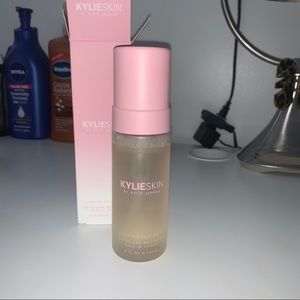 KYLIE SKIN Foaming Face Wash